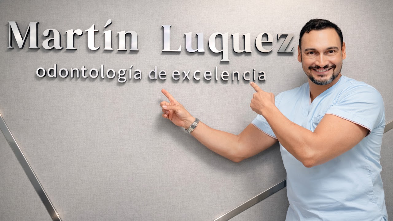 Dr. Martín Luquez en su consultorio